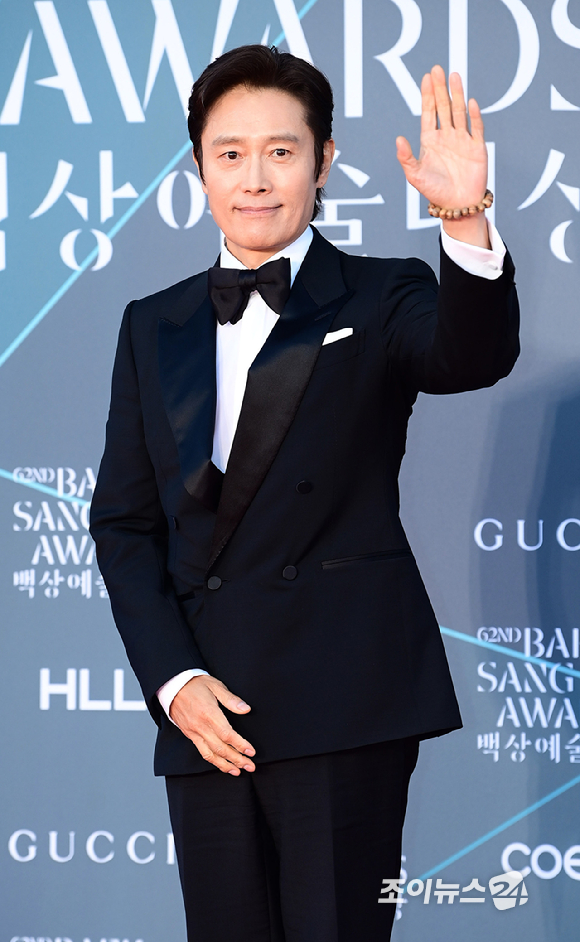 俳優イ・ビョンホンが8日午後、ソウル・江南区三成洞COEX東門前の屋外広場で開かれた「第62回 百想芸術大賞 with グッチ」授賞式に先立ち、レッドカーペット行事に出席している姿が撮影された。 【写真=チョン・ソヒ記者】
