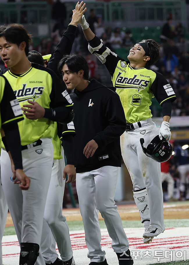 SSGランダース対NCダイノスの試合の写真