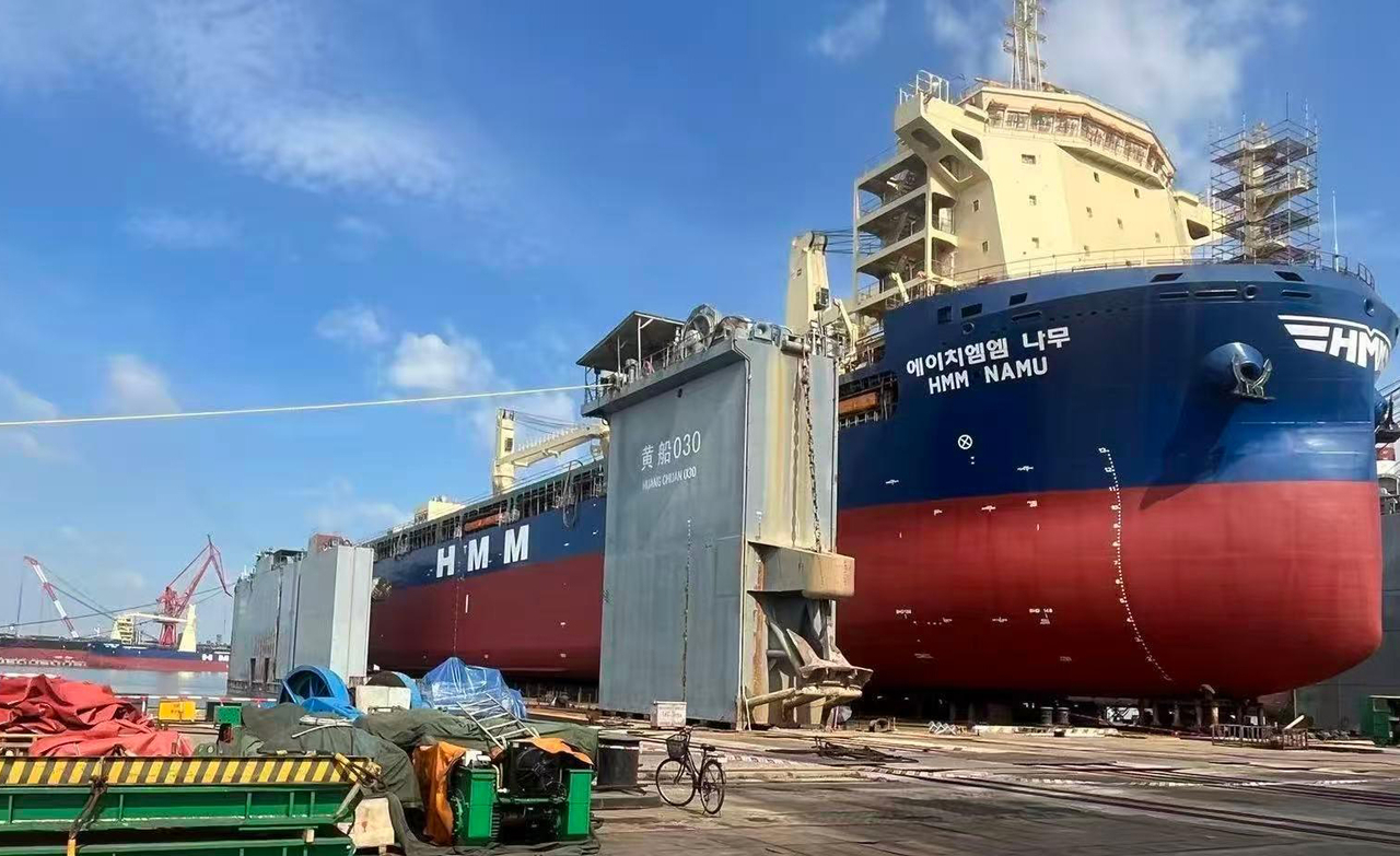 \"米国とイランが衝突するホルムズ海峡で、韓国海運会社HMMが運航する船が爆発と火災に見舞われてから2日目の5日、事故原因を巡る疑問を中心に事態が緊迫している。写真は昨年9月、広州で行われたHMMナムホの進水式。［聯合］\"