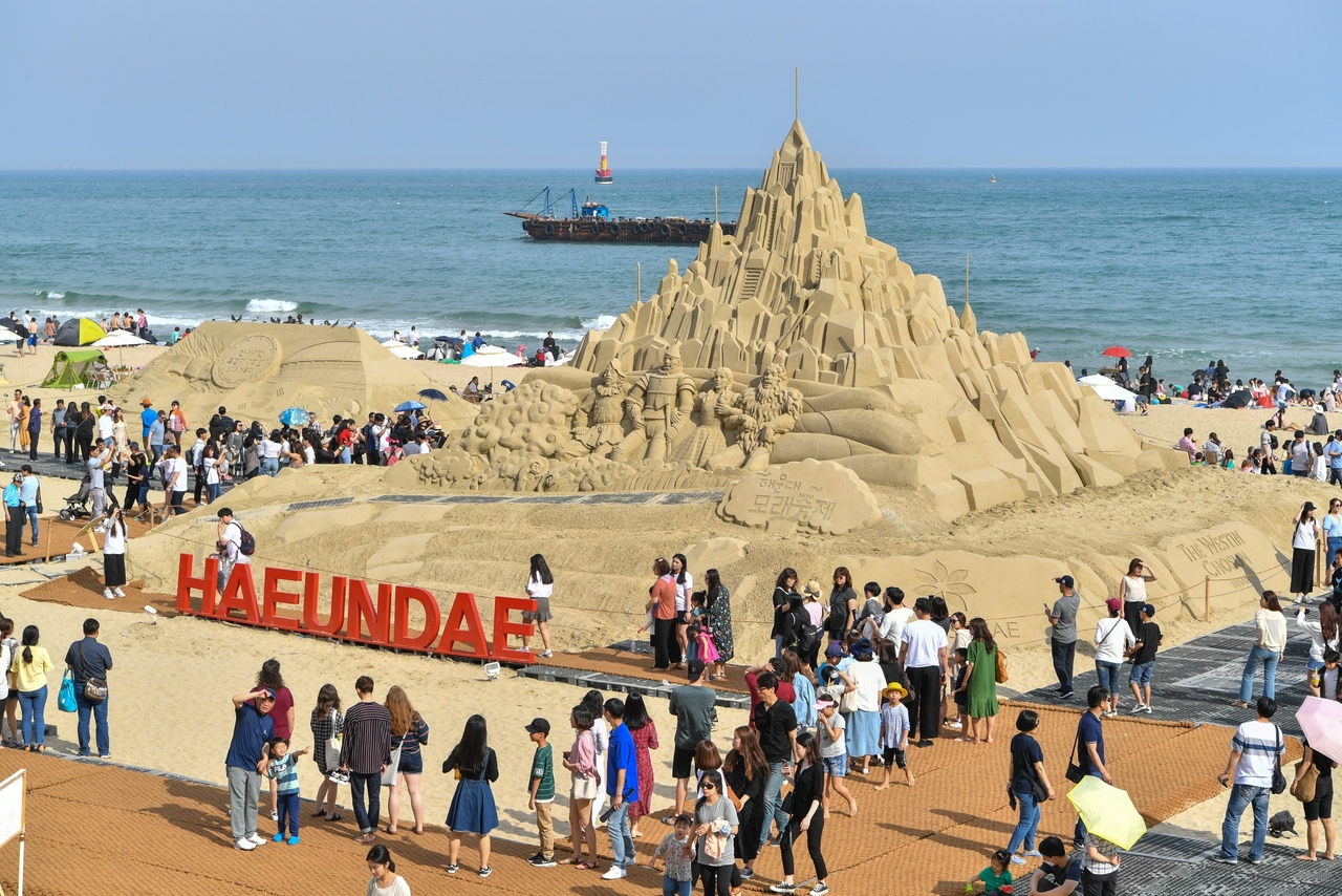 \"海雲台砂祭りの会場（写真＝釜山市）\"