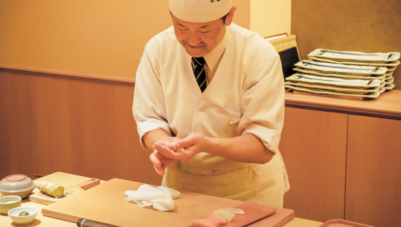 寿司の握り方を教える『花ごよみ』のシェフ。　キム・ミョンサン記者