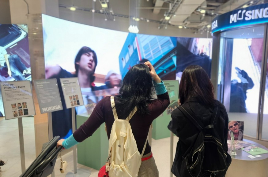 11日午後、ソウル・成東区のムシンサメガストア成水地下1階で行われているアイドルグループ・コルティスのアルバムのポップアップストア。来訪者がポップアップの内部を見学している。キム・ジン記者