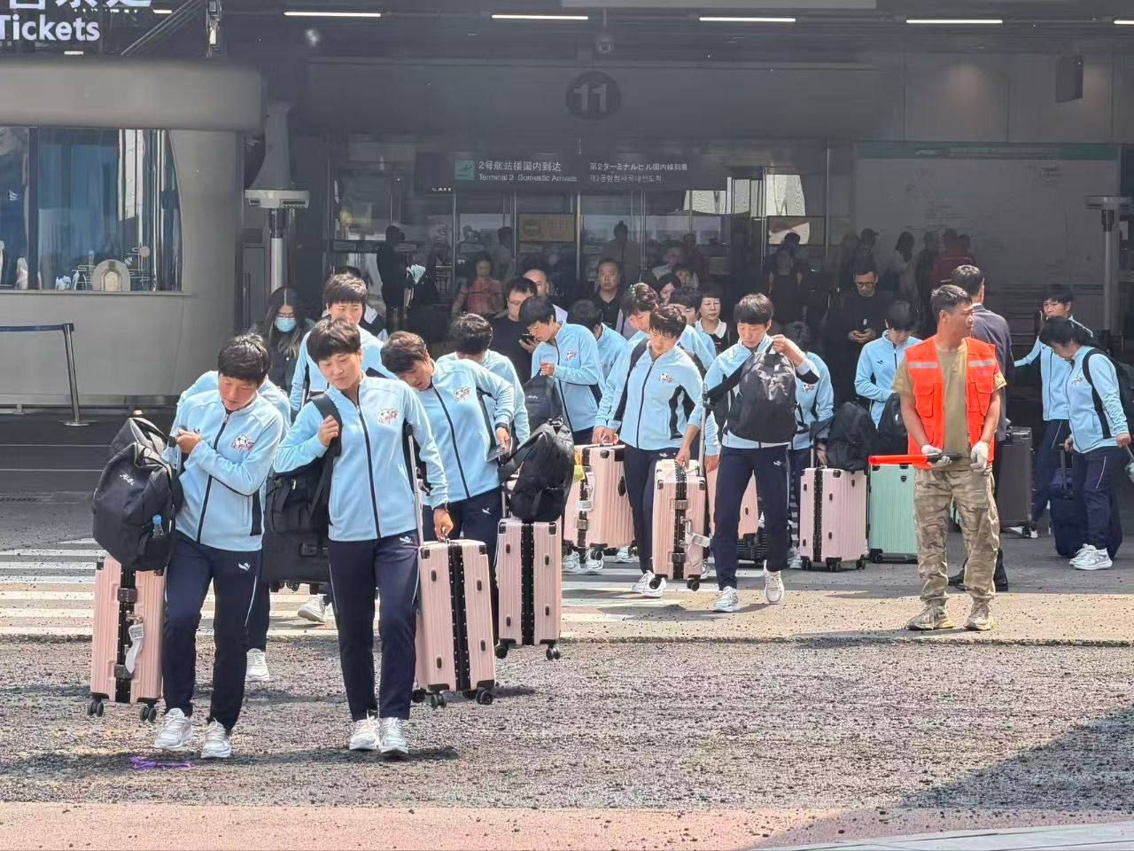 水原で水原FCウィメンと対戦する北朝鮮の内故郷女子サッカーチームが経由地の中国・北京に到着した。[聯合]