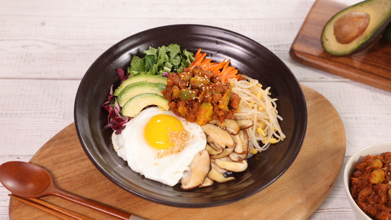 アボカドと牛肉のヤッコチュジャンをのせた料理。 [カリフォルニアアボカド協会提供]