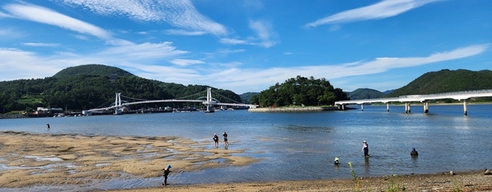 光陽市・ソムジンガン沿いの砂浜.