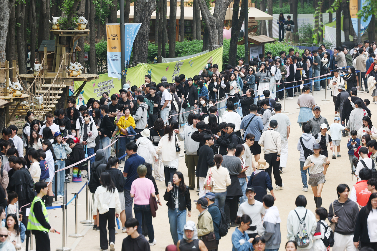 2日、城東区ソウルの森『ポケモン シークレット フォレスト』会場付近で、市民が入場待機列の登録を待っている。[聯合]