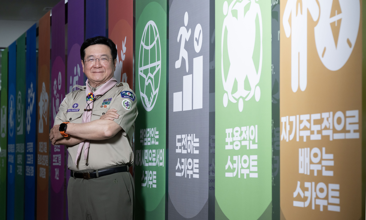 イ・チャンヒ韓国スカウト連盟総裁が12日午後、ソウル・汝矣島のスカウト連盟会館でポーズをとっている。イム・セジュン記者