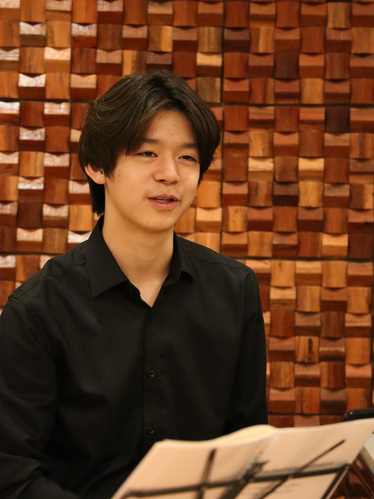 アパシオナ・トリオの第一歩を踏んだ作曲家兼ピアニストのキム・ジュホは8歳でショパンの夜想曲全曲を聴いてピアノを始め、その頃に最初の自作曲も生まれた。イェウォン学校卒業後はホームスクーリングをしている。