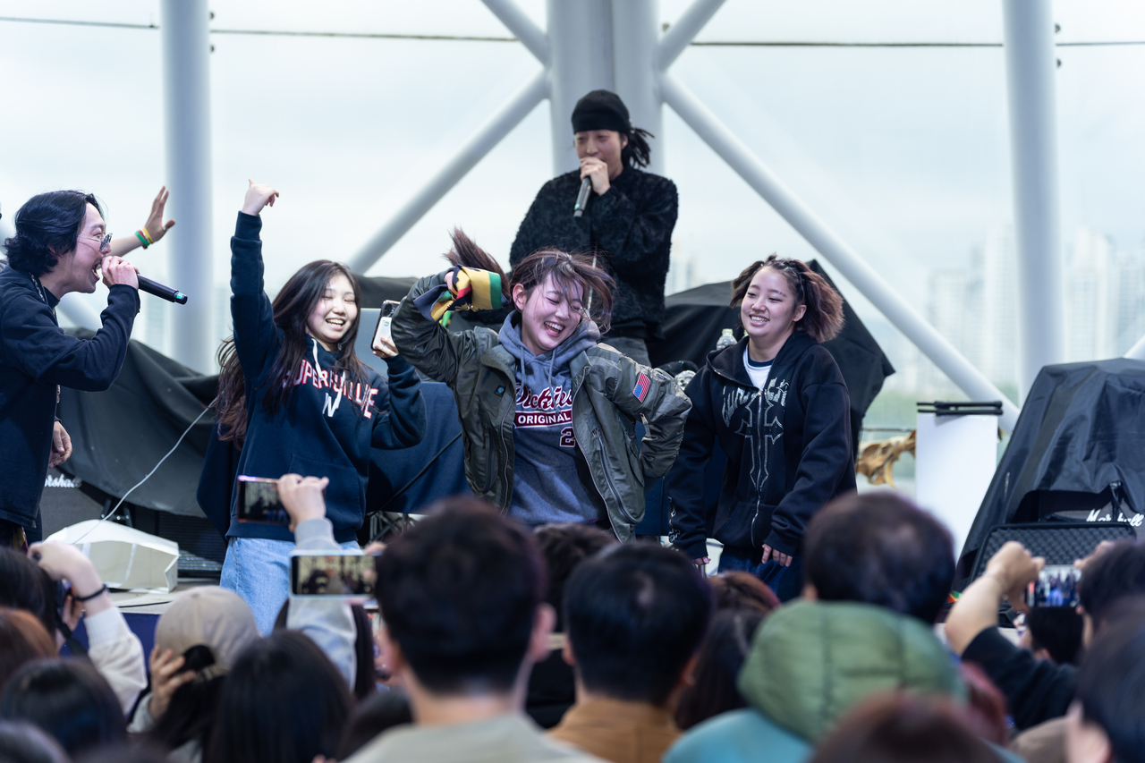 \"3日、汝矣島漢江公園の水辺ステージで思い切りパフォーマンスを見せる青少年ダンスチーム。ソウル市提供\"