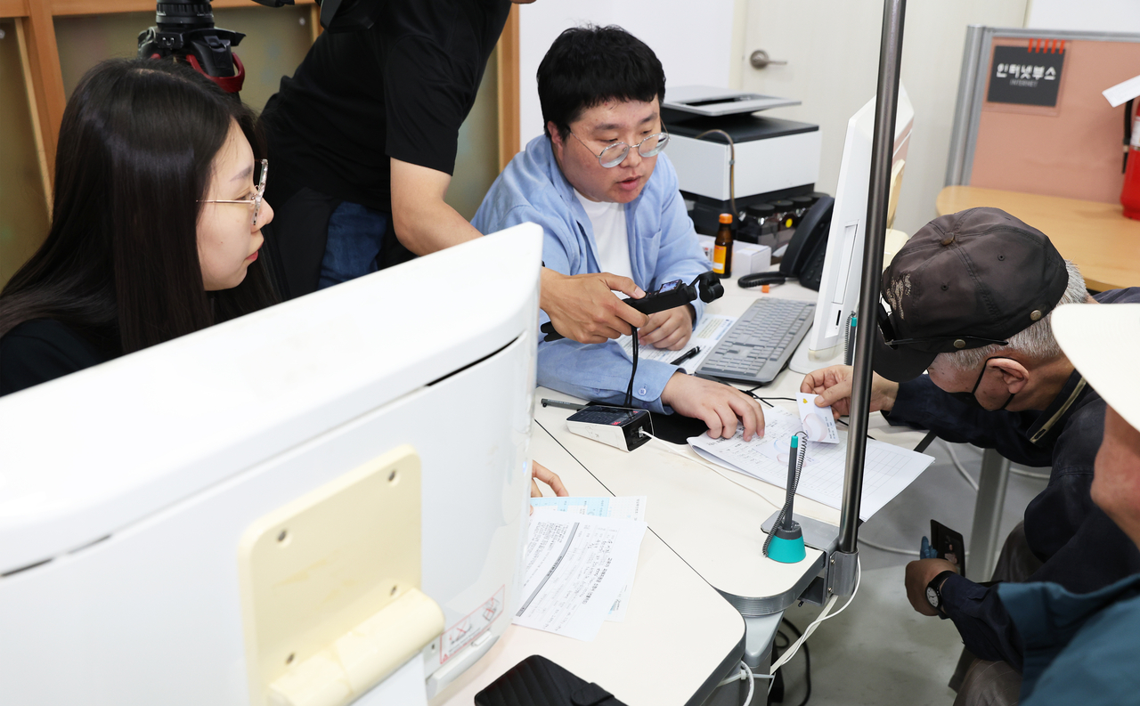 高油価被害支援金の第2次支給が今月18日から実施される。写真は第1次で行われたウルサン市南区シンジョン2洞の支給現場の様子［ウルサン市提供］