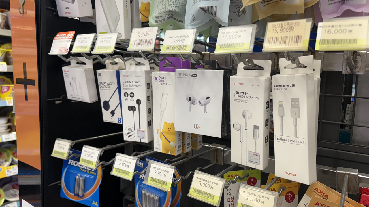 ソウル市内のコンビニでコード付きイヤフォンを販売している。パク・ヨンス記者