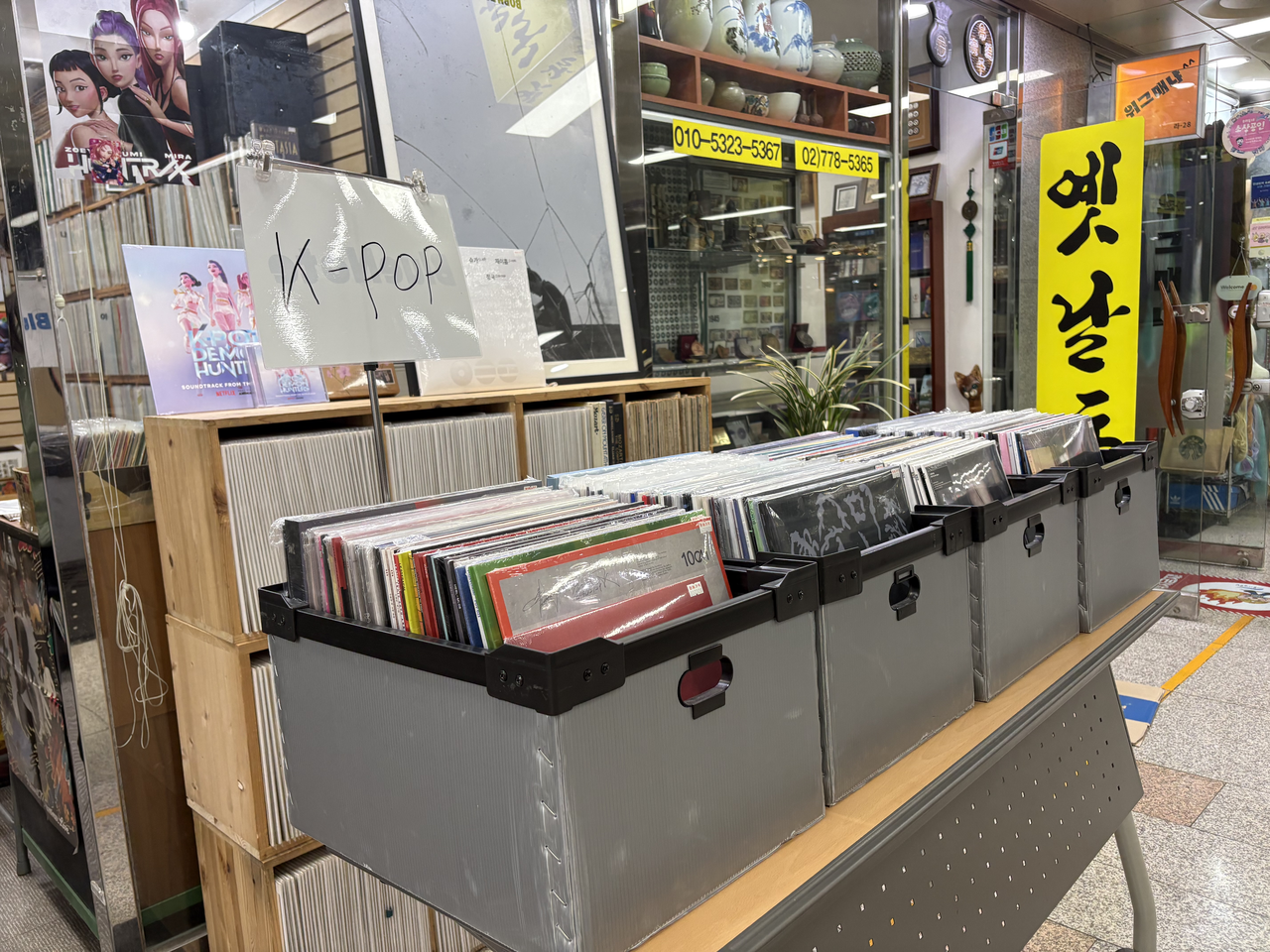 あるLP販売店の店頭にK-POPのアルバムが並ぶ。コルティス、BTS、10CMなど様々なアーティストのLPが販売されていた。パク・ヨンス記者