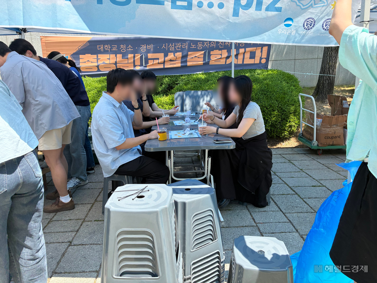 \"延世大学の中央茶道サークル「観設茶会」で学生たちが茶を飲みながらローテーション形式の紹介をしている。キム・ソヒョン