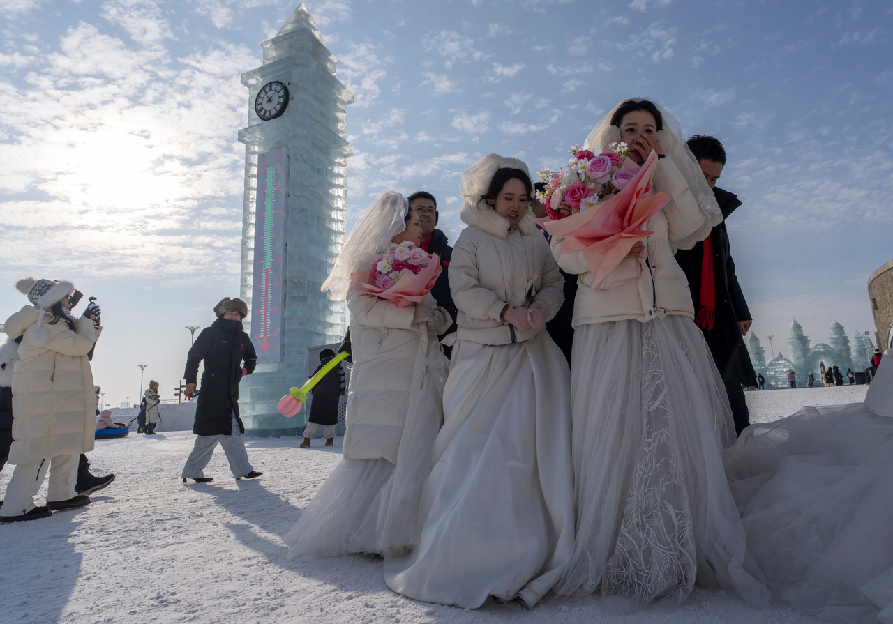 今年1月、中国北東部の黒竜江省ハルビンでカップルが大規模な結婚式を挙げている。[AP]