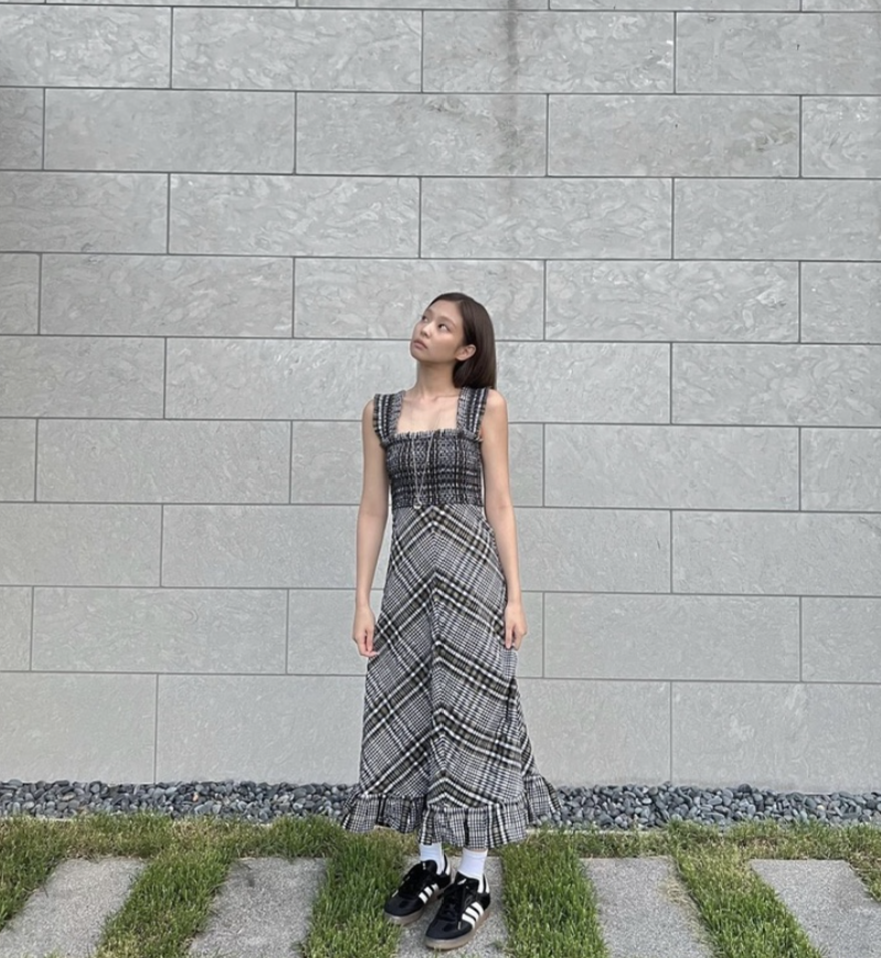 BLACKPINKのジェニーがアディダスのサンバでロープロファイルの着こなしを披露した。［ジェニーのインスタグラムキャプチャ］