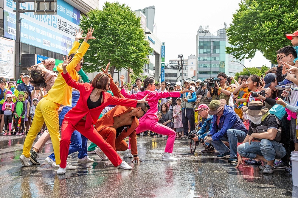 \"開幕パフォーマンス『ア！水라場』（写真＝春川マイム祭）\"