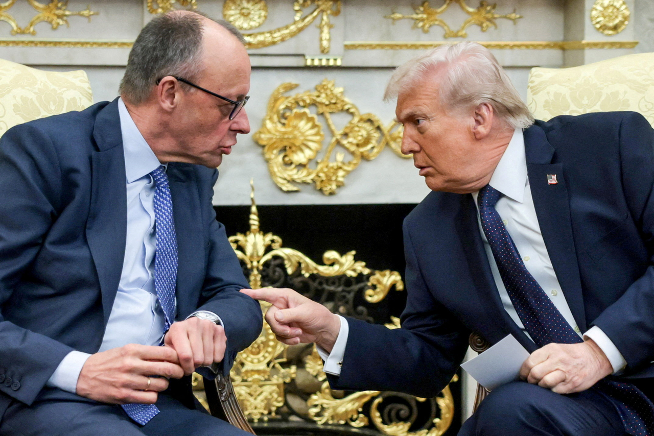 \"ドナルド・トランプ米大統領（右）とフリードリヒ・メルツ独首相が今年3月3日（現地時間）、米ワシントンD.C.のホワイトハウス大統領執務室で首脳会談を行っている。［聯合・ロイター］\"
