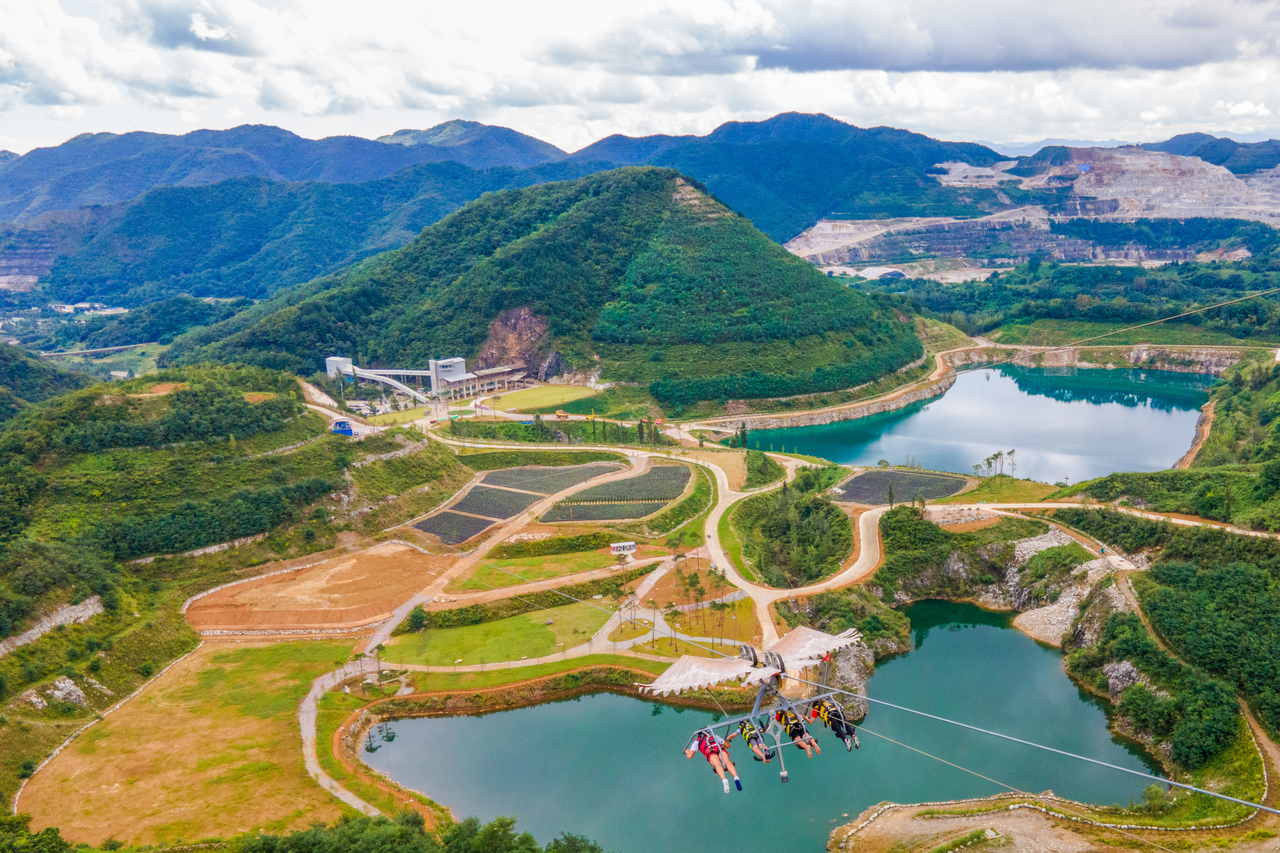 ムルンビョルユチョンジの湖上を飛ぶスカイグライダー