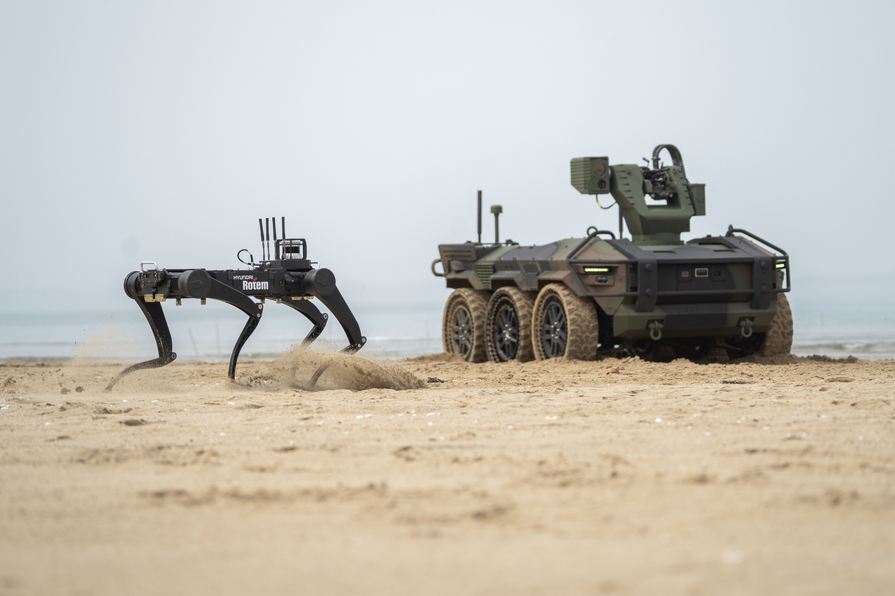 現代ロテムの多目的無人車両 HR-シェルパと多足歩行ロボット。 [現代ロテム提供]