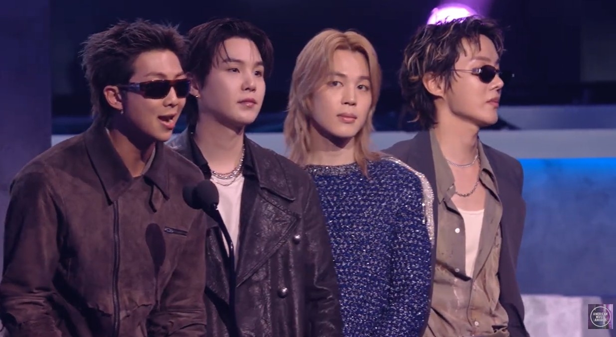防弾少年団（BTS）が5年ぶりにAMAに姿を見せ、ベスト女性R&Bアーティストの授賞を行っている。[AMAのYouTubeキャプチャ]