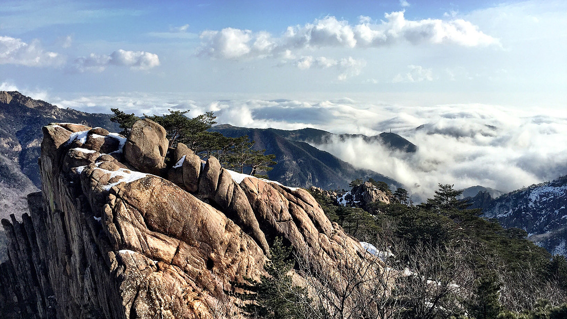 \"雪岳山はソウルの北漢山とともにK登山のメッカとなった。\"