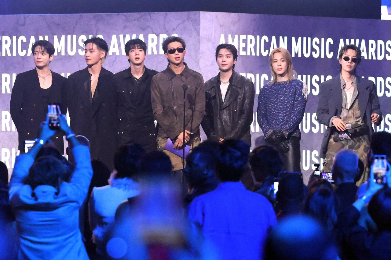 防弾少年団（BTS）が5年ぶりにAMAに姿を見せ、ベスト女性R&Bアーティストの授賞を行っている。[AFP/聯合]