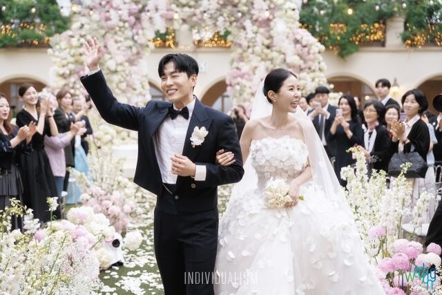 グループ・コヨーテのメンバー、シンジとムンウォン夫妻の結婚式の様子 / アイファミリエスシー