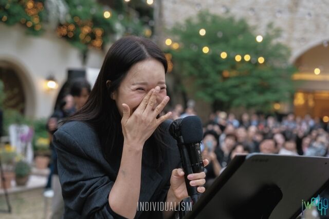 歌手ペク・ジヨンがシンジ、ムンウォン夫妻の結婚式で祝歌を披露している。 / アイファミリエスシー