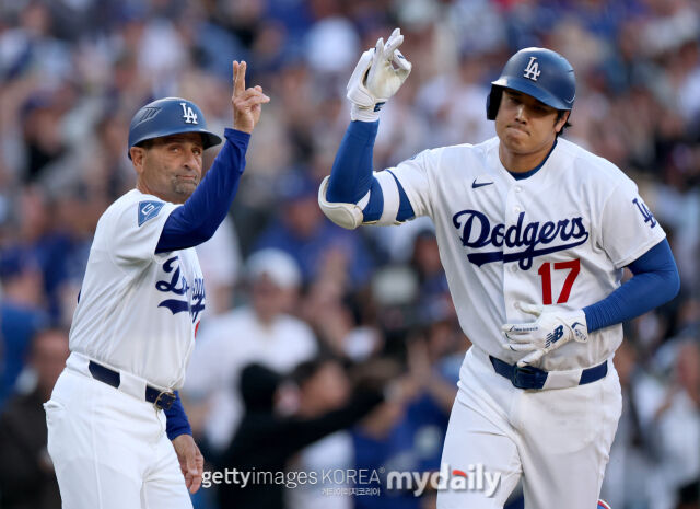 大谷翔平が本塁打後、コーチとハイタッチしている。/ゲッティイメージコリア