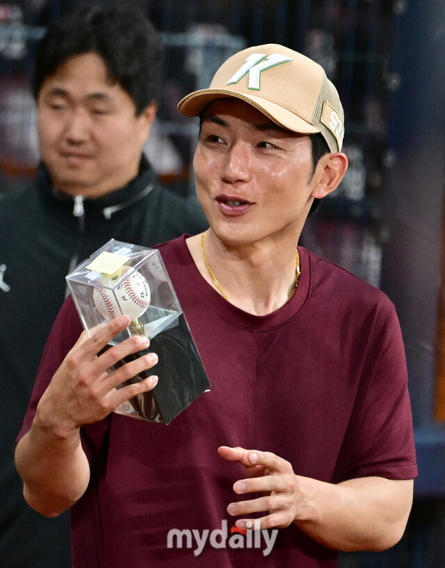 キウムのソ・ゴンチャンがヒーローズ復帰初安打の記念球を受け取り、喜んでいる / 고척 = 유진형 기자 zolong@mydaily.co.kr