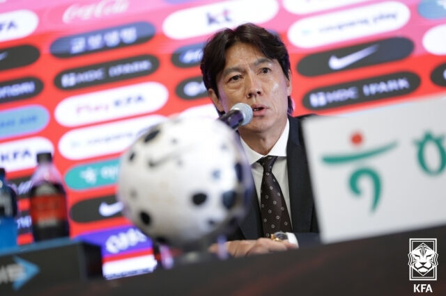 \"ホン・ミョンボ韓国サッカー代表チーム監督が2026年5月16日、ソウル鍾路区KTオンマダンで開かれた2026国際サッカー連盟(FIFA)北中米ワールドカップ最終メンバー発表記者会見に出席している。