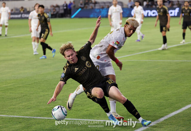 トルーカのDFガジャルド（右）が2026年4月、米ロサンゼルスで行われたLAFCとの2026シーズンCONCACAFチャンピオンズカップ準決勝第1戦でボールを争っている。/ゲッティイメージズコリア