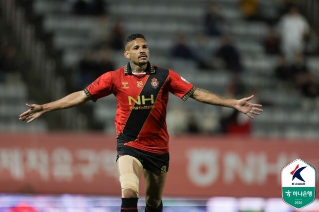 慶南FCが10日、昌原サッカーセンターで行われた金海FC2008との第11節ホーム戦を2-1で制した。マルチゴールを決めたダンレイ。/プロサッカー連盟提供
