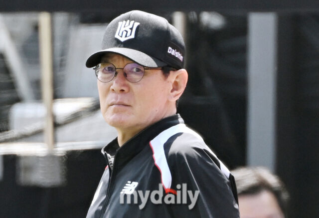 5月23日午後、京畿道水原市助園洞の水原KTウィズパークで行われた『2026プロ野球KBOリーグ』のKTウィズ対NCダイノスの試合。KTのイ・ガンチョル監督が試合前の練習で選手たちを見守っている。/マイデイリー