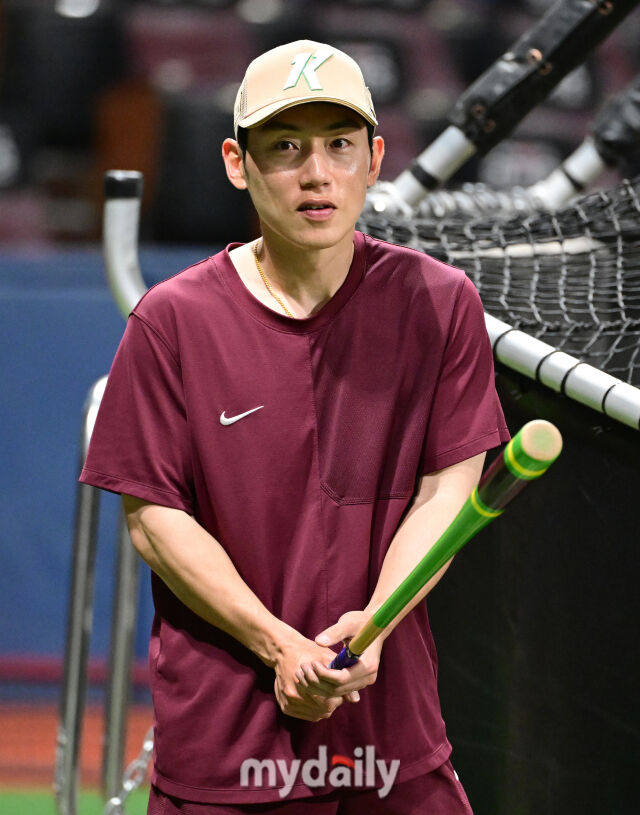 キウムのソ・ゴンチャンがトレーニングの準備をしている / 고척 = 유진형 기자 zolong@mydaily.co.kr