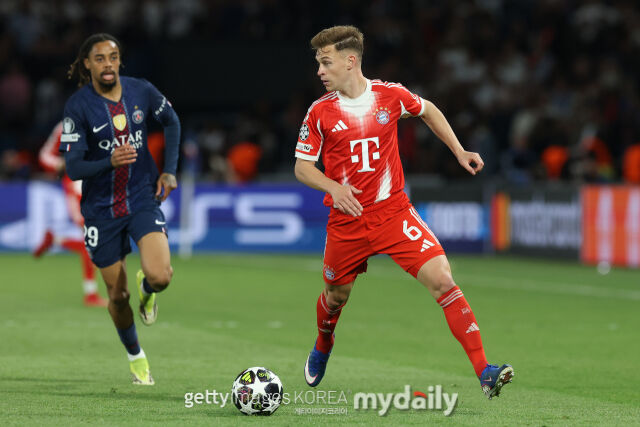 バイエルン・ミュンヘンのキミッヒが2026年4月、フランス・パリで行われた2025-26シーズンUEFAチャンピオンズリーグ準決勝第1戦でドリブルしている／ゲッティイメージズ・コリア