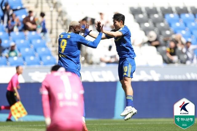 ウルサンHDが10日、ウルサン文殊サッカー競技場で行われたブチョンFC1995との第13節ホーム戦を1-0で制した。先制ゴールを決めて喜ぶウルサンのマルカン（左）とイ・ドンギョン。/プロサッカー連盟提供
