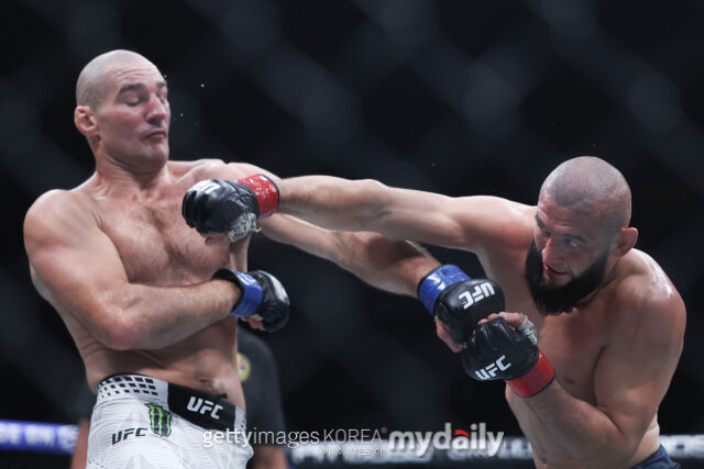 \"チマエフ（右）が10日に行われたUFC