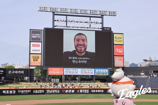 コディ・ポンセがリュ・ヒョンジンの200勝を祝った。/ハンファ・イーグルス