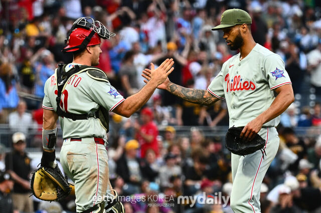 サンチェス（右）が17日ピッツバーグ戦で完封勝利を挙げた後、捕手J.T.リアルムートと握手している。