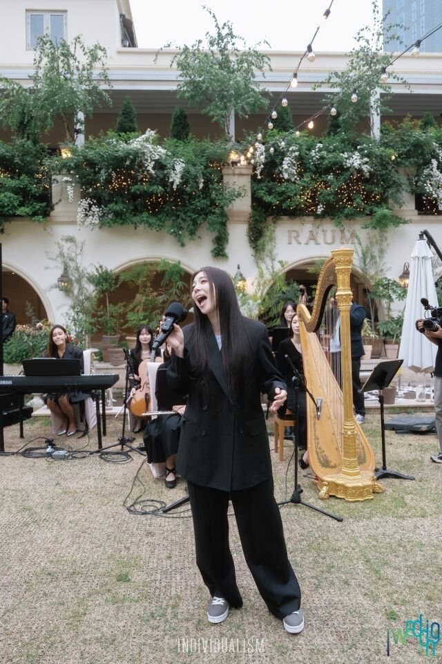 歌手エイリーがシンジ、ムンウォン夫妻の結婚式で祝歌を披露している。 / アイファミリエスシー