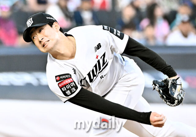 5月23日午後、京畿道水原市助園洞の水原KTウィズパークで行われた『2026プロ野球KBOリーグ』のKTウィズ対NCダイノスの試合。KTのスギモトが好投している。/マイデイリー