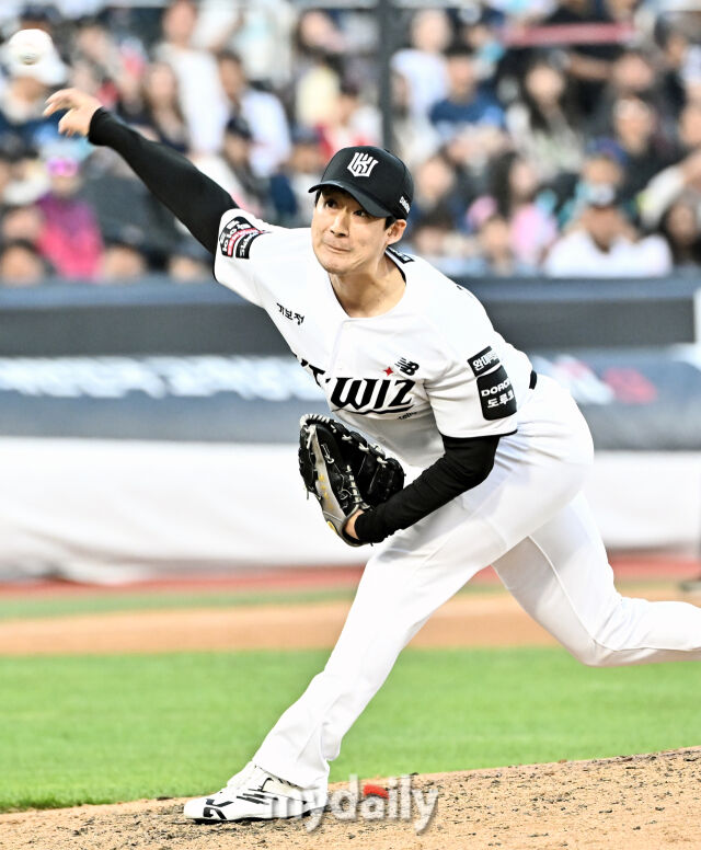 5月23日午後、京畿道水原市助園洞の水原KTウィズパークで行われた『2026プロ野球KBOリーグ』のKTウィズ対NCダイノスの試合。KTのスギモトが好投している。/マイデイリー