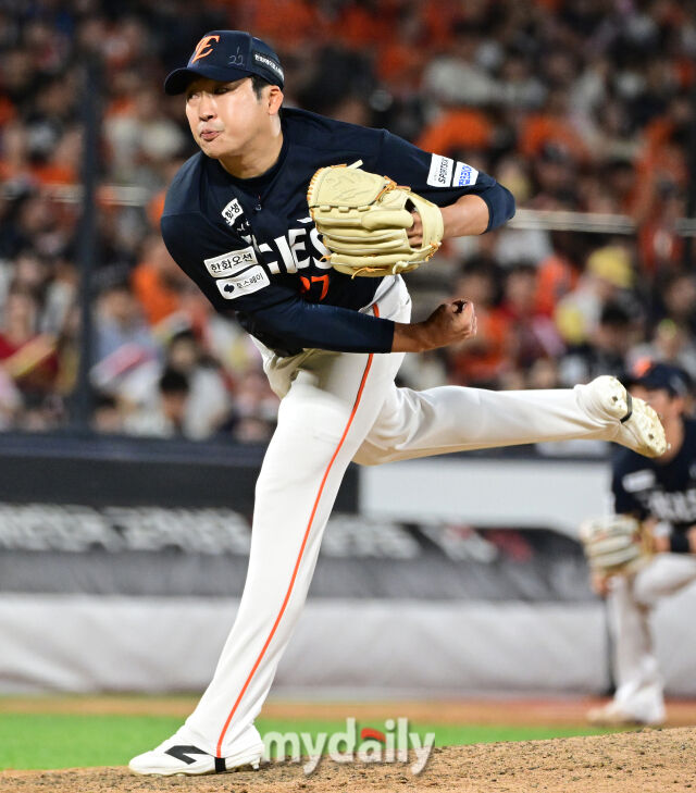 2026年5月15日午後、京畿道水原KTウィズパークで行われた『2026 新韓 SOL KBOリーグ』ハンファ・イーグルス対KTウィズの試合。ハンファのイ・ミンウが7回裏に救援登板して好投している./マイデイリー