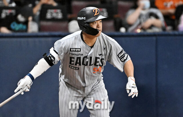 13日午後、ソウル高尺スカイドームで行われた『2026 プロ野球 KBOリーグ』、キウム・ヒーローズ対ハンファ・イーグルスの試合。ハンファのカン・ベクホが6回表1死1塁で二塁打を放っている。/マイデイリー