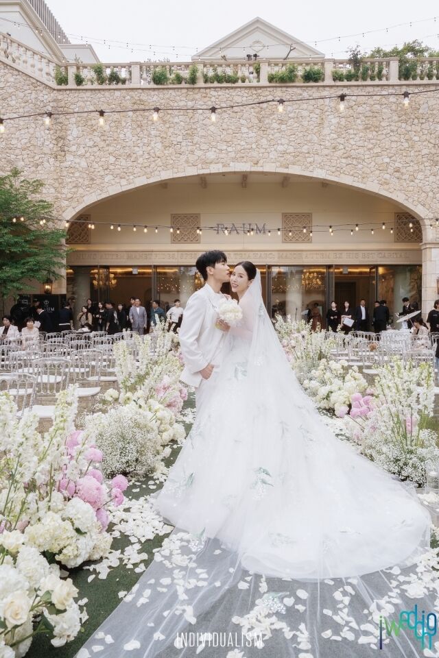 グループ・コヨーテのメンバー、シンジとムンウォン夫妻の結婚式の様子 / アイファミリエスシー