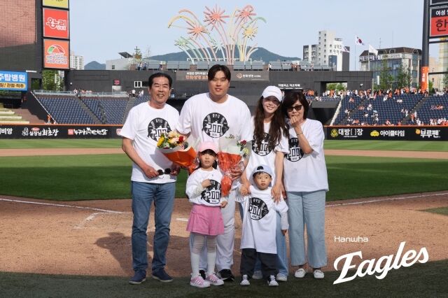 ハンファ・イーグルスのリュ・ヒョンジンが家族の前で200勝の大記録を達成した。/ハンファ・イーグルス