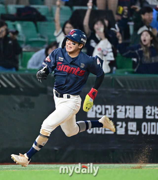 2026年5月1日午後、仁川SSGランダースフィールドで行われた『2026 신한 SOL KBO리그』のロッテ・ジャイアンツ対SSGランダースの試合。ロッテの一塁走者チャン・ドゥソンが延長10回表2死1・3塁でパク・スンウクの2点二塁打で本塁へ入っている。/マイデイリー