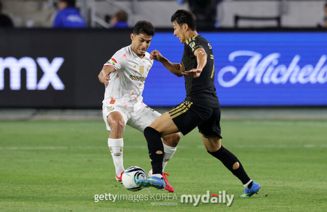 LAFCのソン・フンミンが2026年4月、米ロサンゼルスで行われたトルーカとの2026シーズンCONCACAFチャンピオンズカップ準決勝第1戦でトルーカのバルボサを相手にドリブルを試みている。/ゲッティイメージズコリア