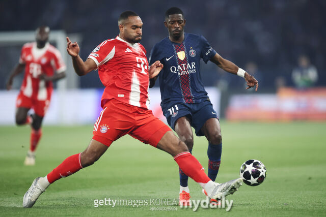 バイエルン・ミュンヘンのヨナタン・ター（左）が、フランス・パリで行われたPSGとの2025-26シーズンUEFAチャンピオンズリーグ準決勝第1戦でPSGのデンベレとボールを競っている／ゲッティイメージズ・コリア